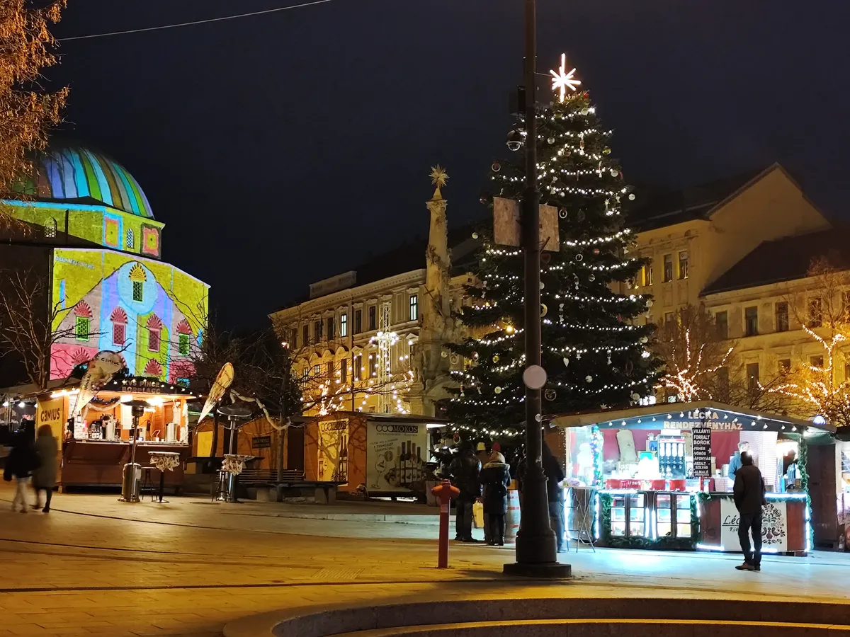 Óriási karácsonyfa és fényfestés Pécs belvárosában a Széchenyi téren
