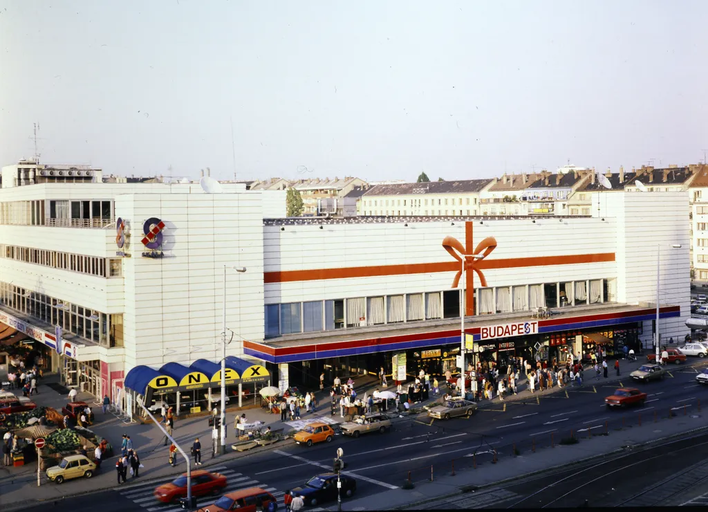 1990: az 1976-ban megnyílt és 2007-ig működő Skála Budapest Nagyáruház a XI. kerületben, a mai Allee üzletközpon helyén. A Skála helyén korábban  Budapesti EAC stadion sporttelepe működött.
