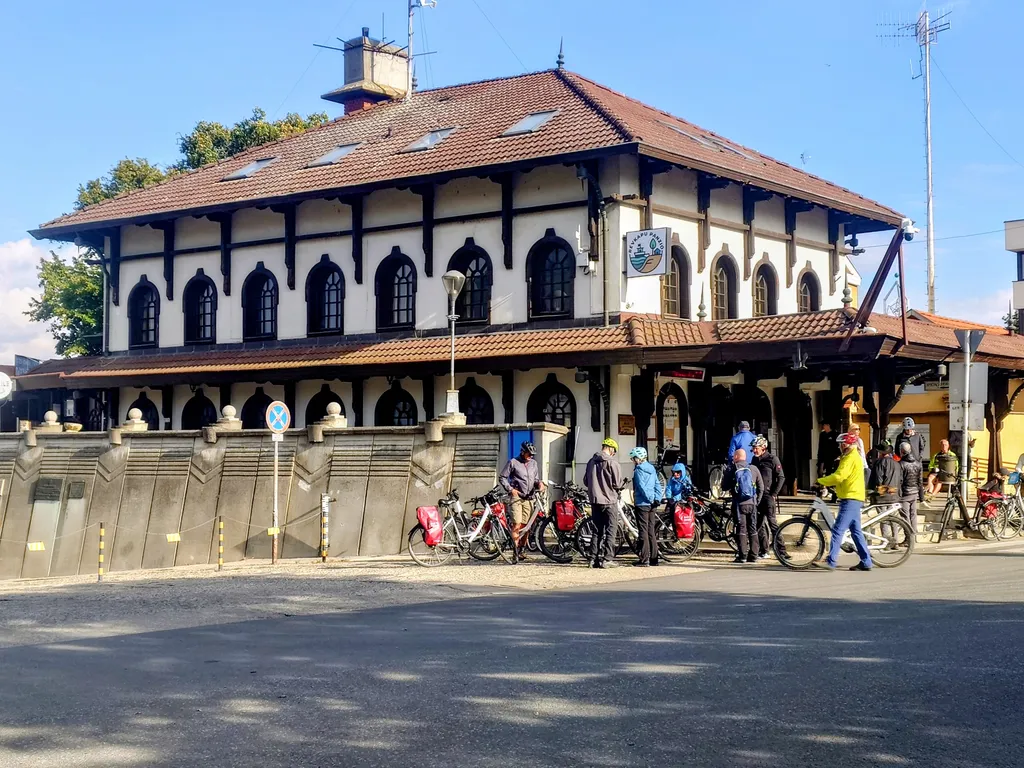 A mohácsi kompkikötő mutatós épülete minden évben tanúja a busók partra érkezésének és Dunára szállásának, amikor eltemetik a telet. 