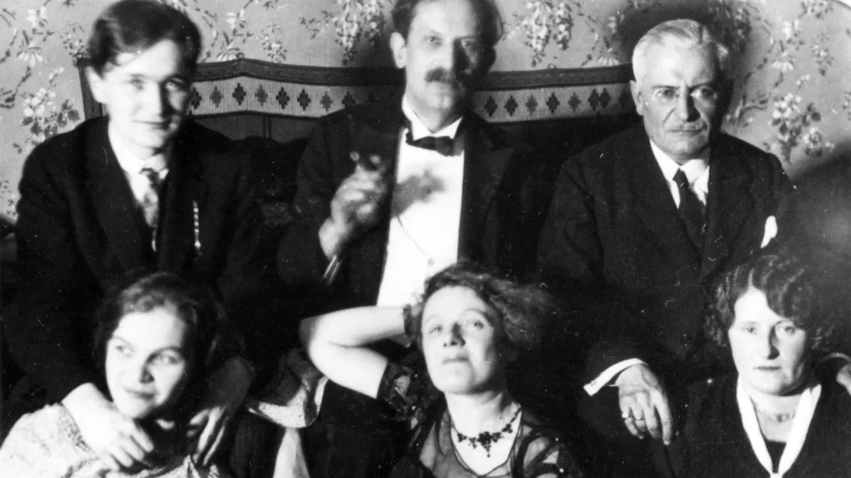 Szilveszter Németh László író lakásán a Babits Mihályról készült kvízben.