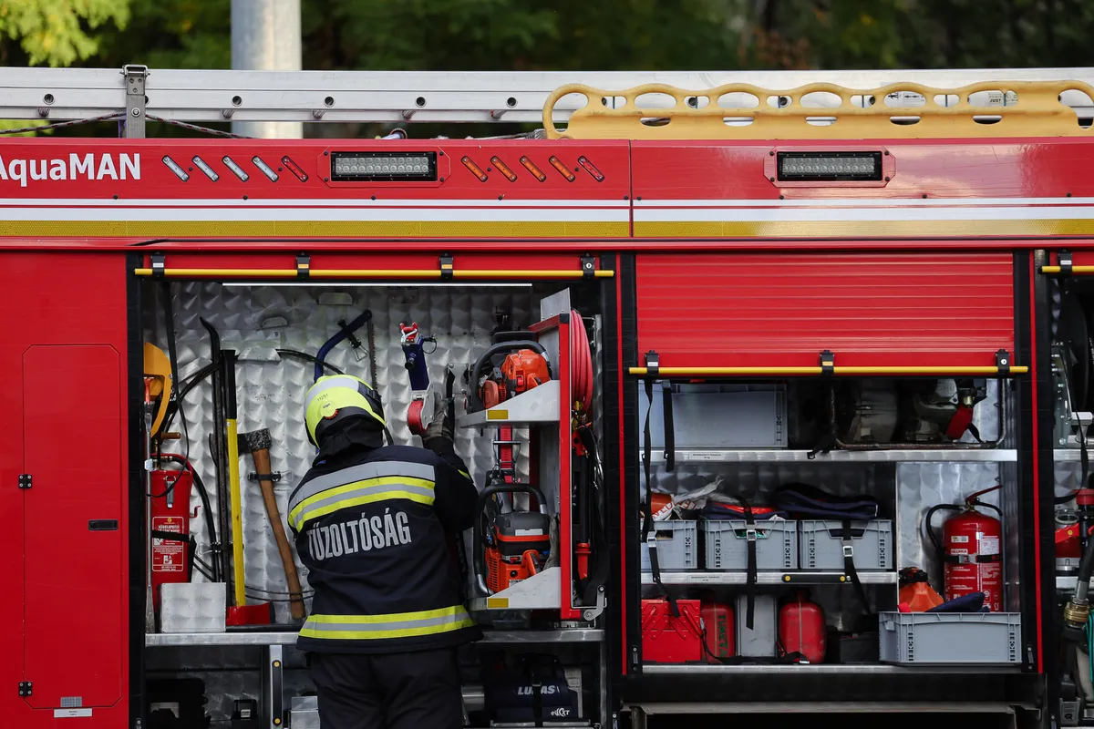 Kigyulladt egy háromszintes raktárépület Makó belvárosában