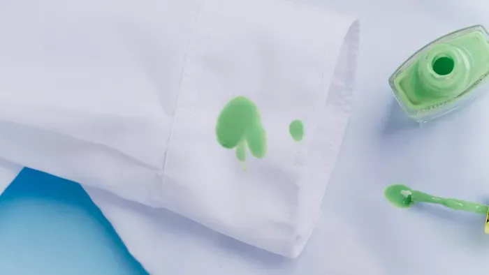 Körömlakk eltávolítása a ruhából egyszerűen