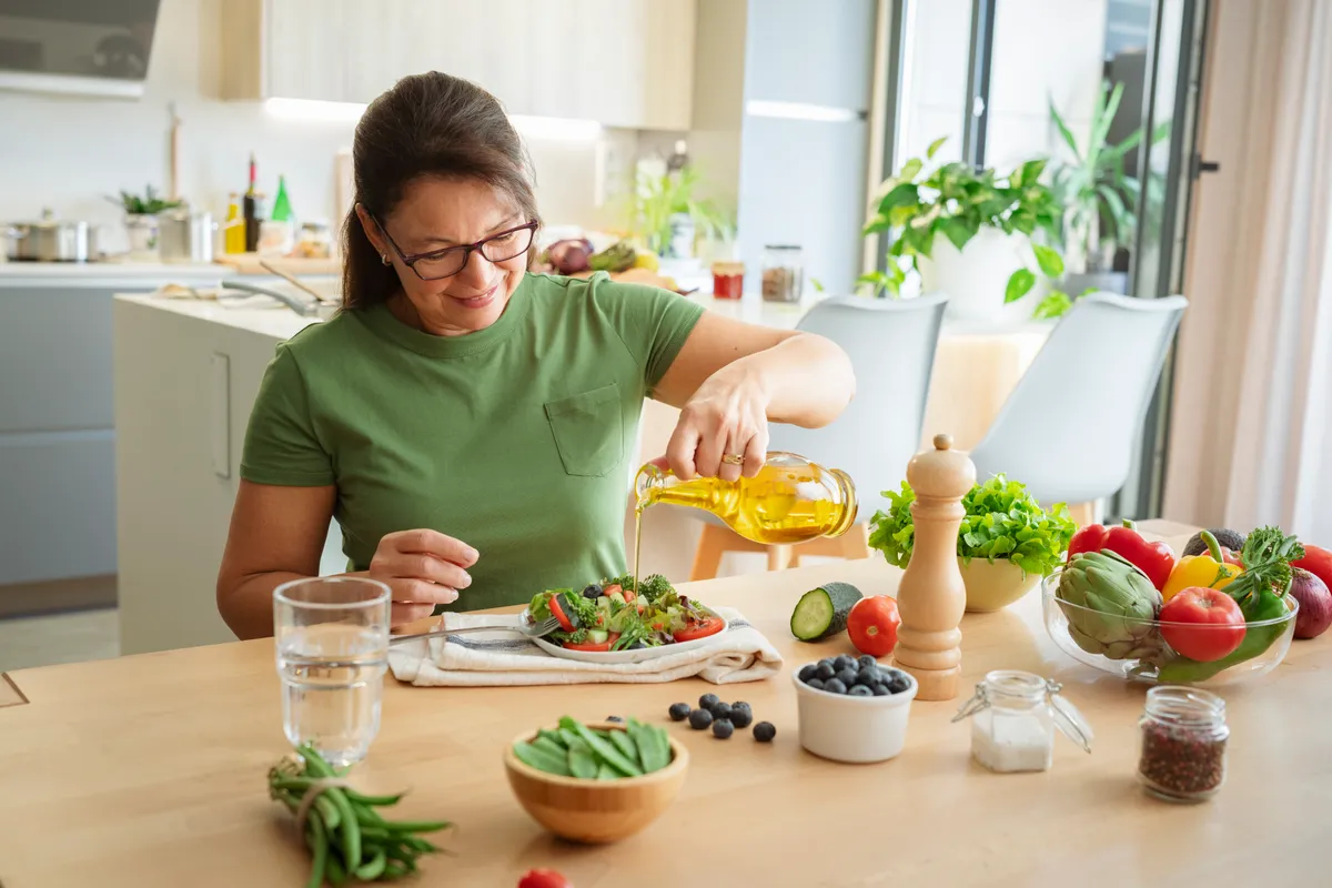 Mediterrán étrendet követő nő étkezése
