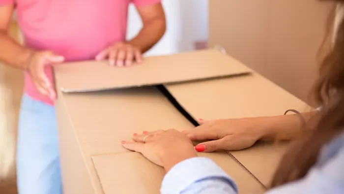 Hátborzongató baki: sokkot kapott a rossz csomagtól egy nő