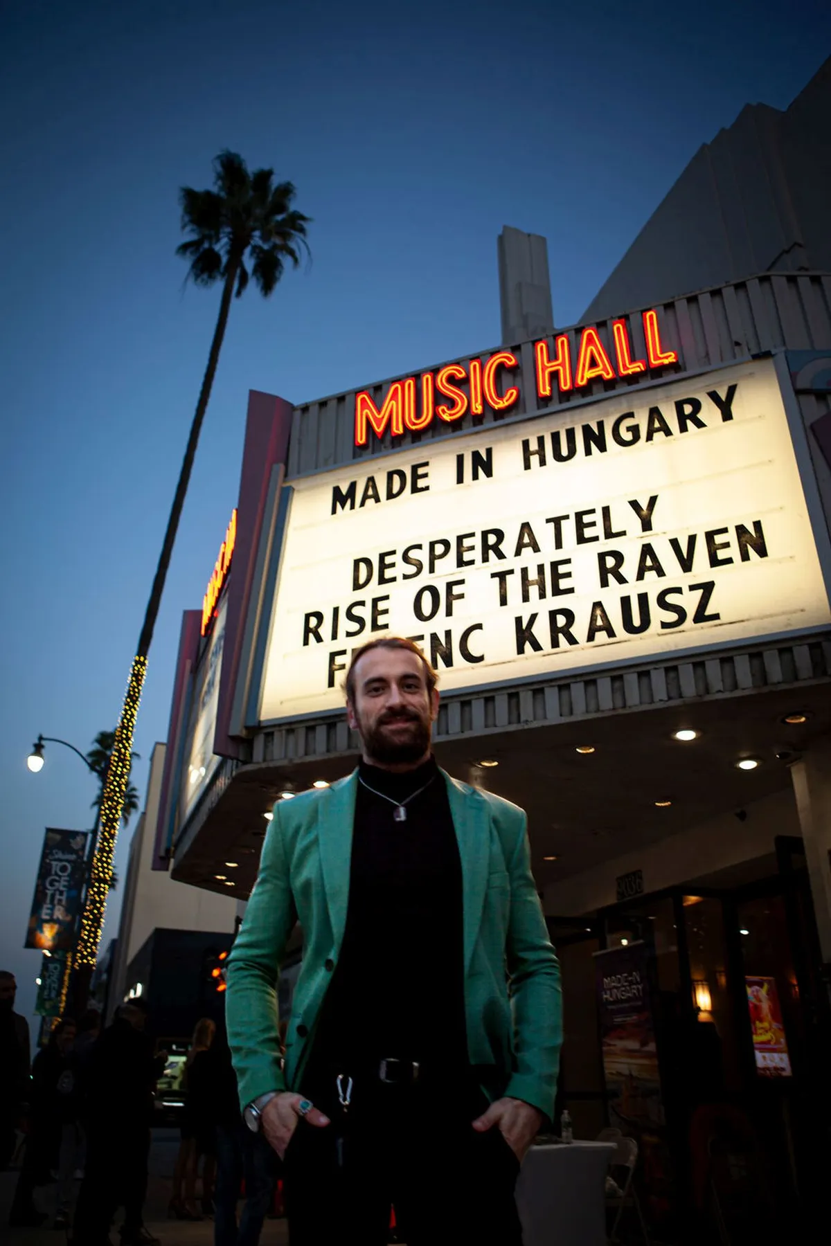 Kádár L. Gellért, a Hunyadi sorozat sztárja a Los Angeles-ben megrendezett Made in Hungary fesztiválon a Lumiére mozi előtt.