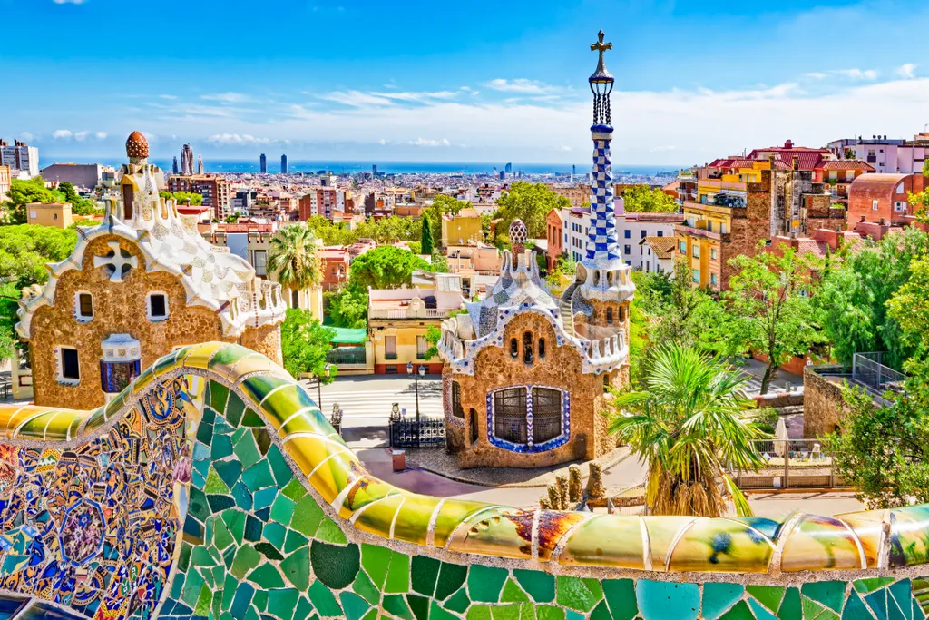 A Güell Park névadója Eusebi de Güell üzletember, aki egy parkosított kertvárosi negyedet álmoott meg, amelynek tervezésével Gaudit bízta meg. A tervezett épületek közül azonban mindössze kettő készült el. Gaudi és édesapja szintén itt, a Güell Parkban lévő Casa de Gaudi-ban lakott.