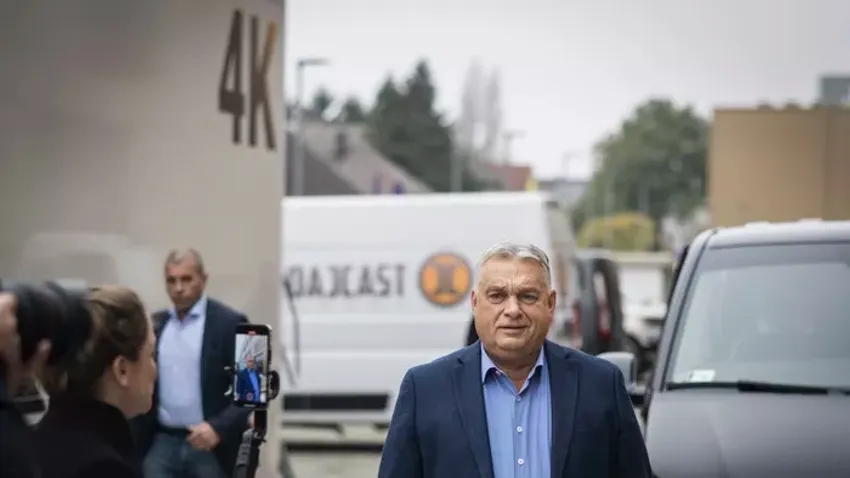 Orbán Viktor így érkezett meg a Háborúellenes Gyűlésre