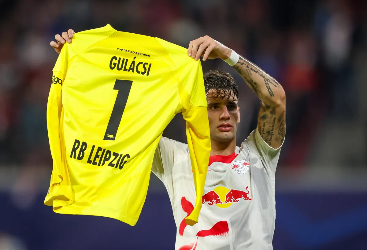 Szoboszlai Dominik 2022-ben, lipcsei csapaattársa, Gulácsi Péter súlyos sérülése után a kapus mezét mutatta föl