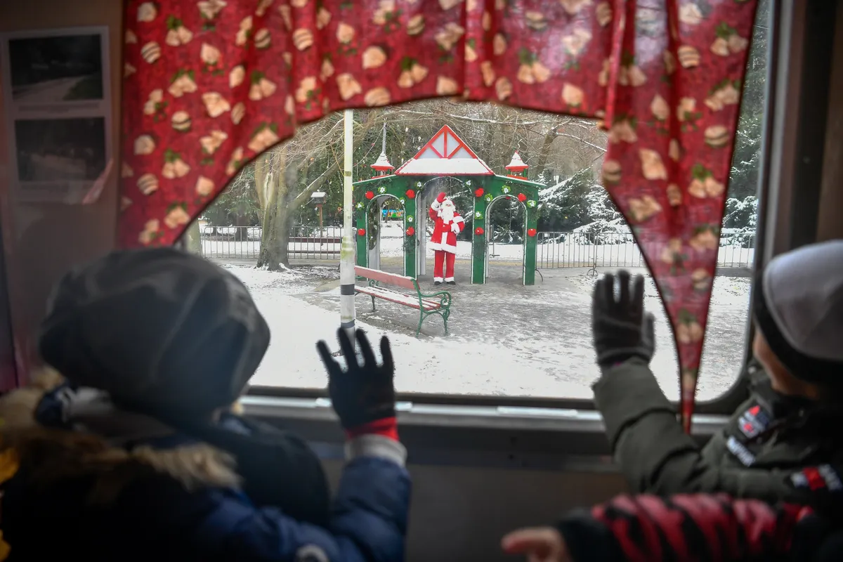 Mikulásvonaton utazó gyerekek