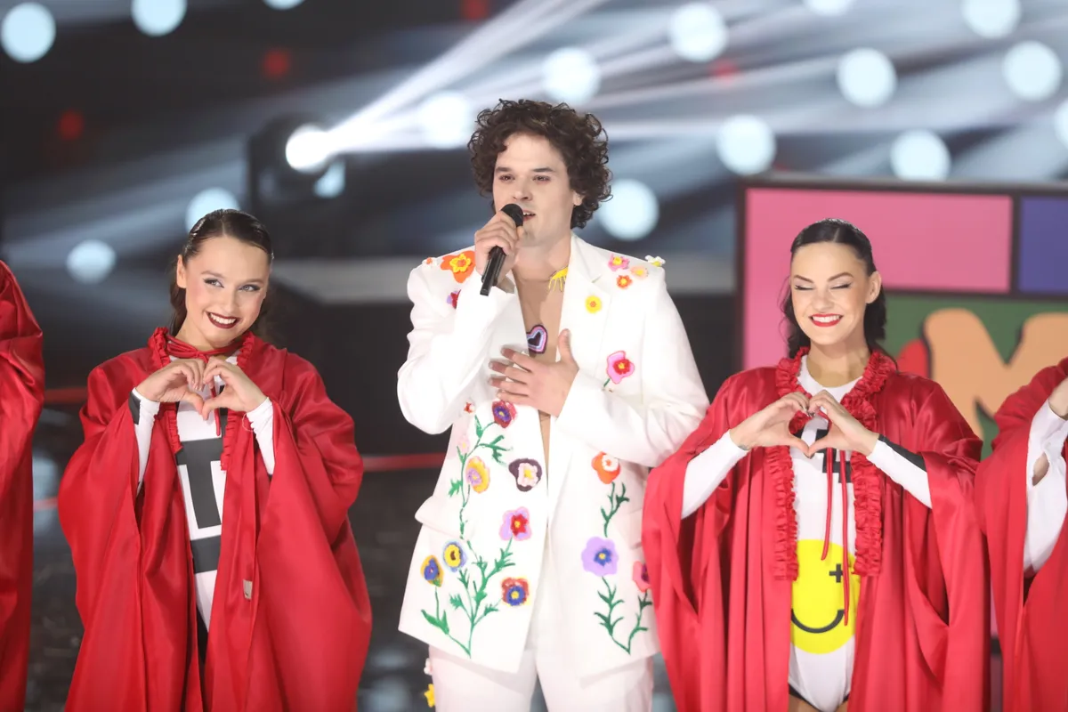 Vavra Bence talán éppen a kisfiának üzent a szívére tett kézzel mult hét vasárnap a Sztárban Sztár All Stars színpadáról