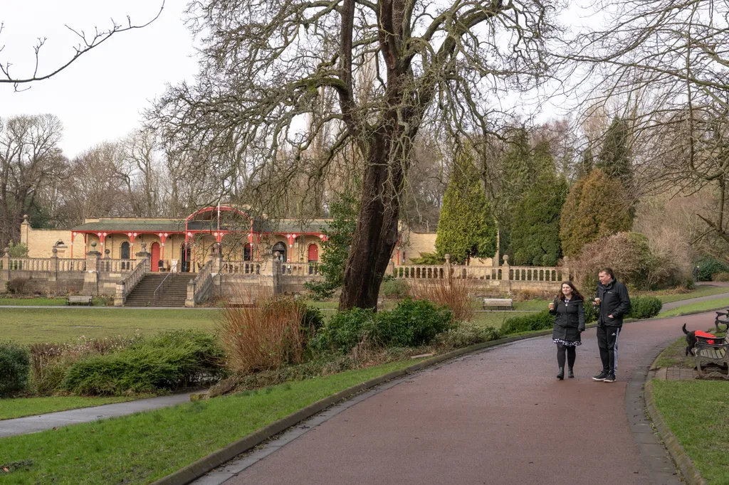 A XIX. század második felében kialakított Heaton Park, amely Newcastle egyik kedvelt közparkja, melynek központi eleme az 1880-ból származó viktoriánus pavilon és terasz.