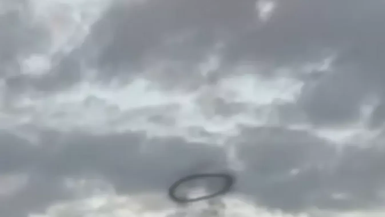 Fekete gyűrű jelent meg a semmiből, a szemtanúk UFO-inváziót kiáltottak!