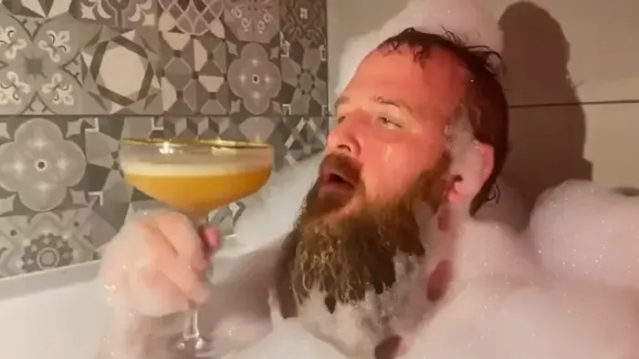 Habfürdőzés közben kényezteti magát a Tisza új jelöltje