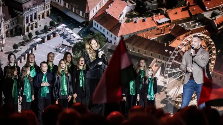 Curtis és Radics Gigi újra együtt a Háborúellenes Gyűlésen: „A dalban benne van, mennyit veszíthetnénk egy háborúval…”