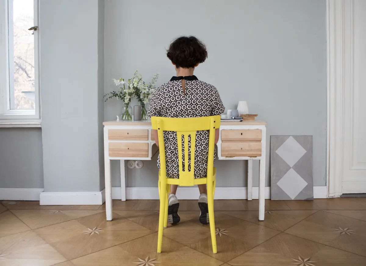 Felállás-leülés tesztet végző nő