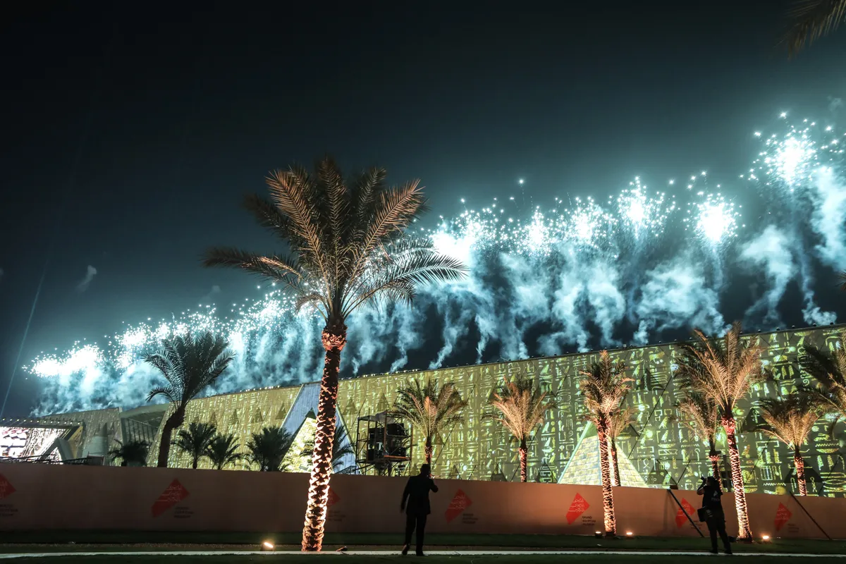 tüzijáték a Nagy Egyiptomi Múzeum megnyitó ünnepségén