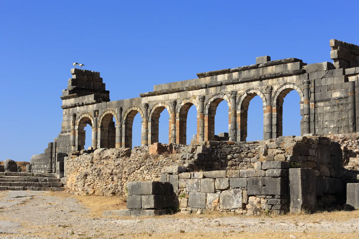 A Marokkó szent városa, Moulay Idriss mellett található Volubilis ókori romváros maradványai 