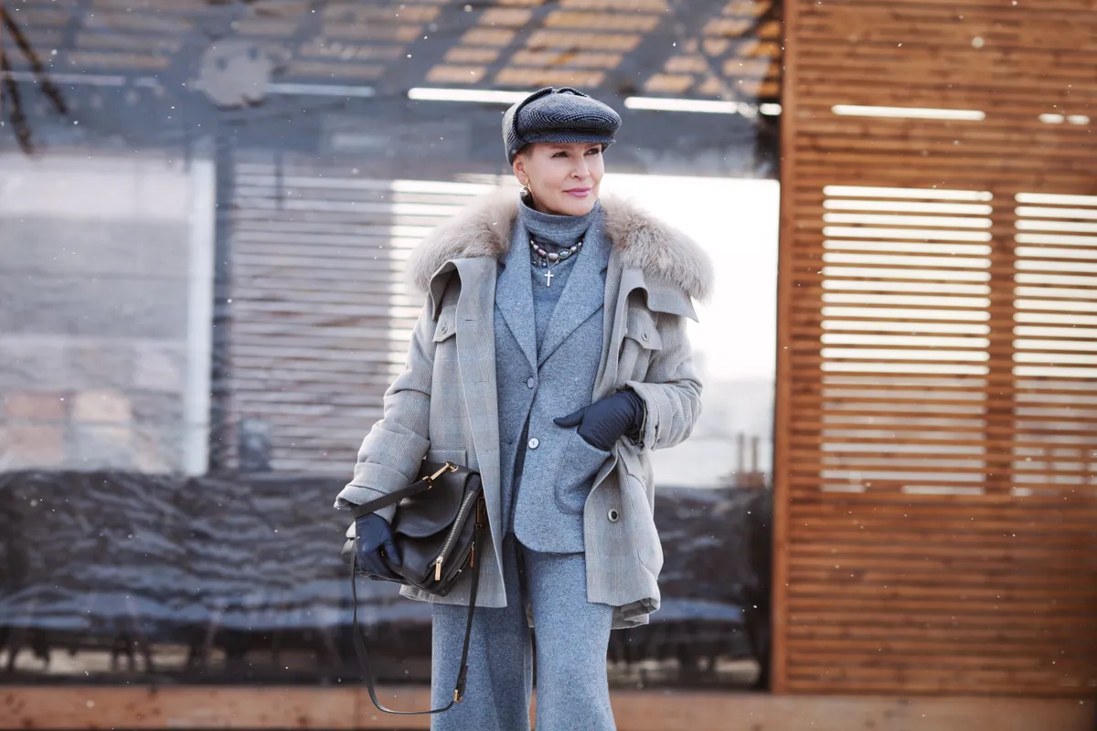 Réteges téli öltözködés egy stílusos nőn