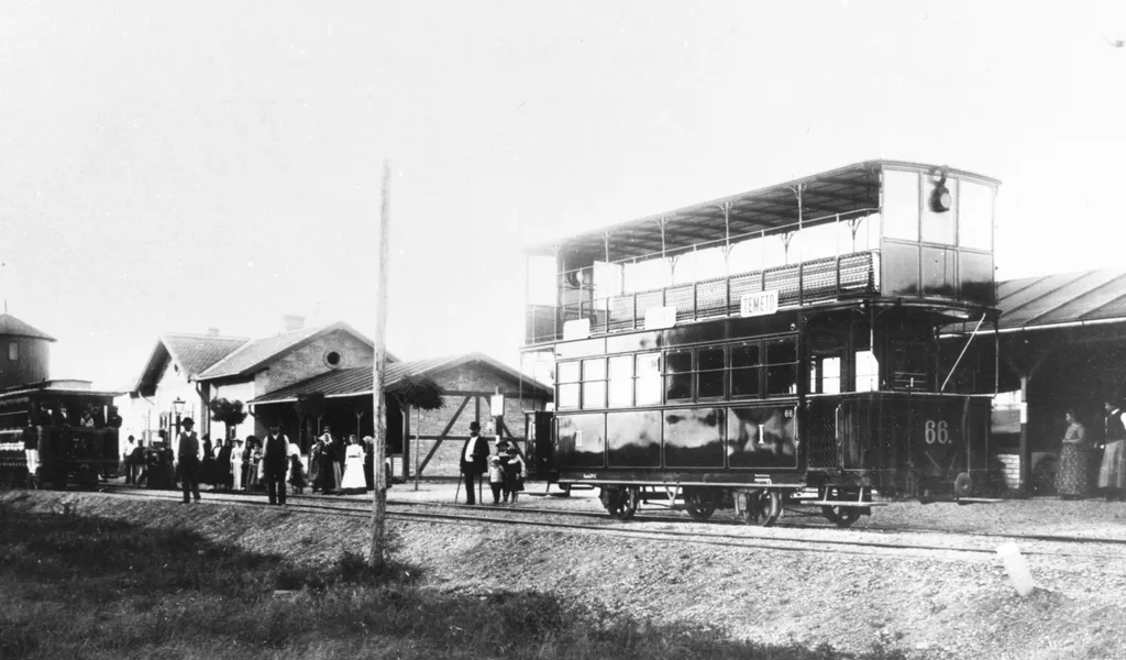 A Budapesti Városi Vasút (BVV) Köztemetői Vasútjának 66-os számú kéttengelyes, emeletes I-II. osztályú személykocsija az Új Köztemetőnél