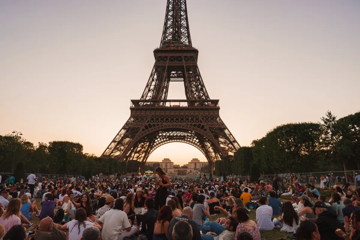 a párizsi Eiffel toronynál is lehetnek zsebesek a tömegben
