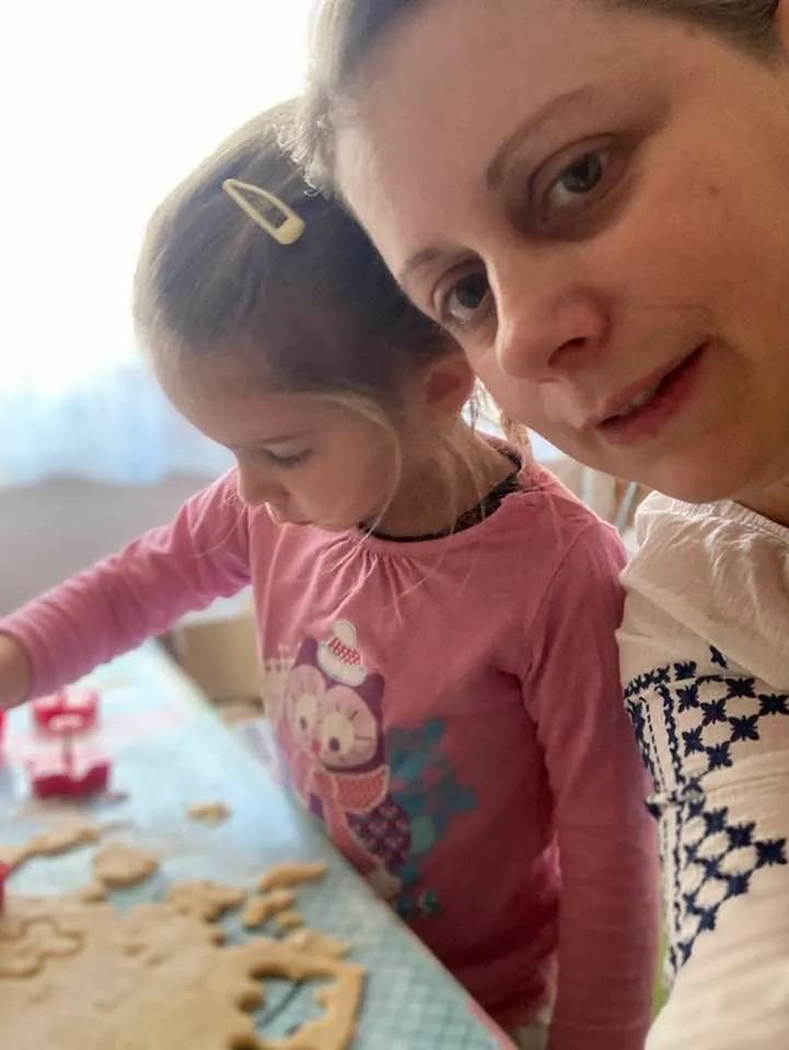 Renáta és Viki. Süti is készül majd az adventi naptár mellé