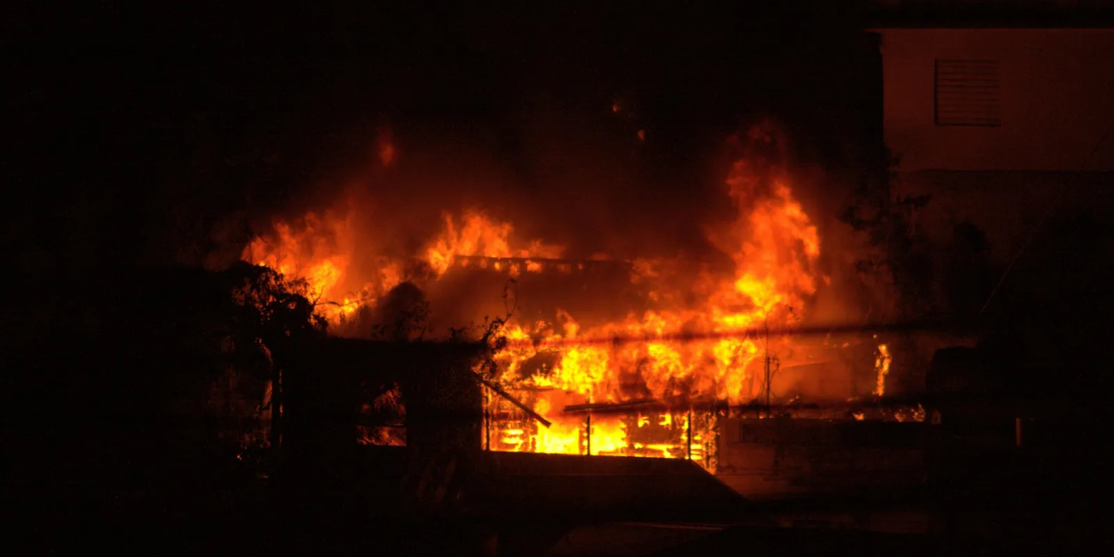 Hatalmas tűz pusztított a futballstadionban