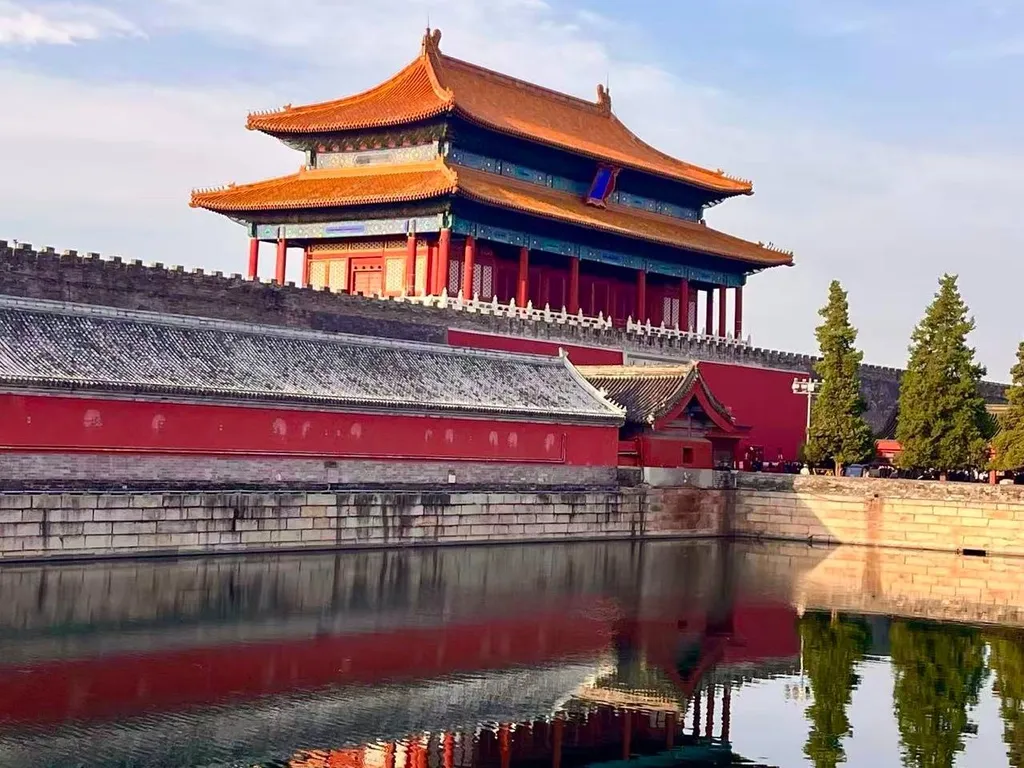 A tradicionális kínai építészetet a fából készült szerkezetek, a jellegzetesen ívelt tetők és a nyugalmat árasztó belső udvarok határozzák meg.