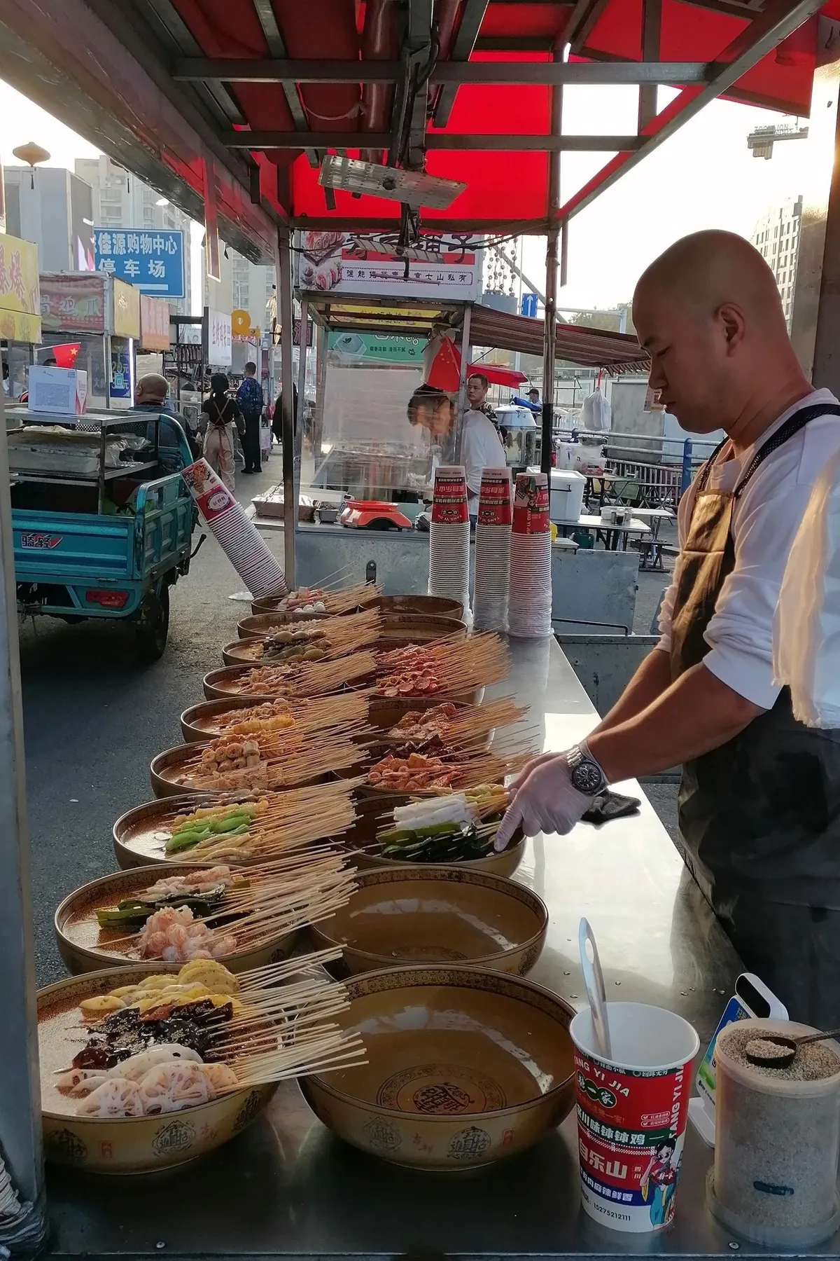 Kína legszebb helyeinek egyike: egy utcai árus süt.