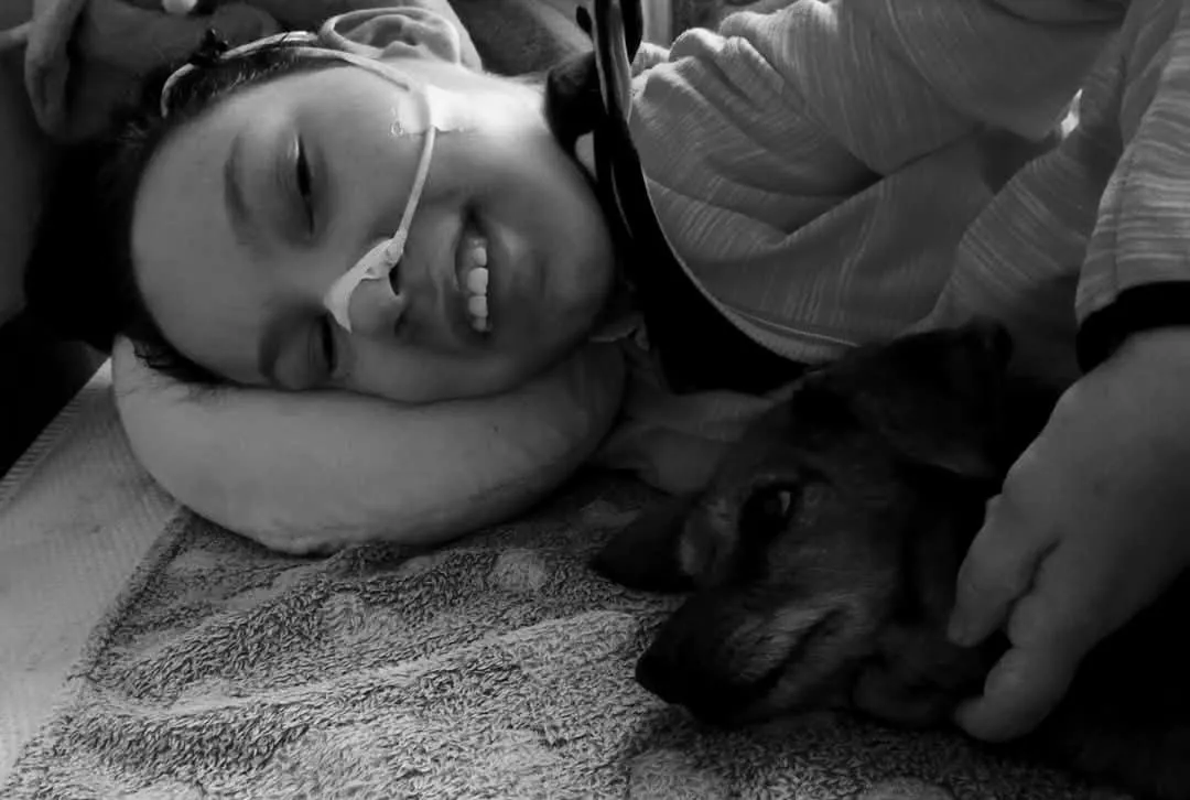 SMA-s Nárcisz kiskutyája, Rafi elhunyt, amíg a fiatal lány kórházban volt