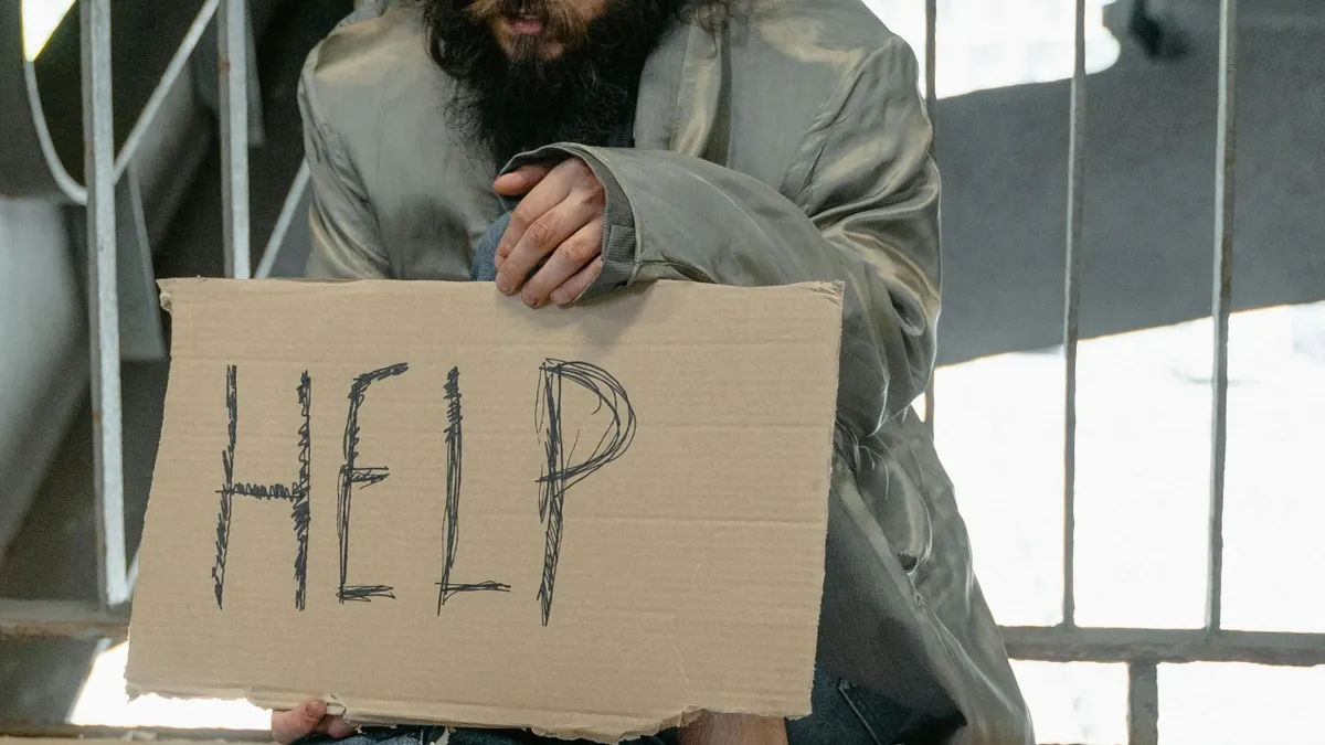 Ignác bácsi újra az utcán – valaki kényszeríti a koldulásra?