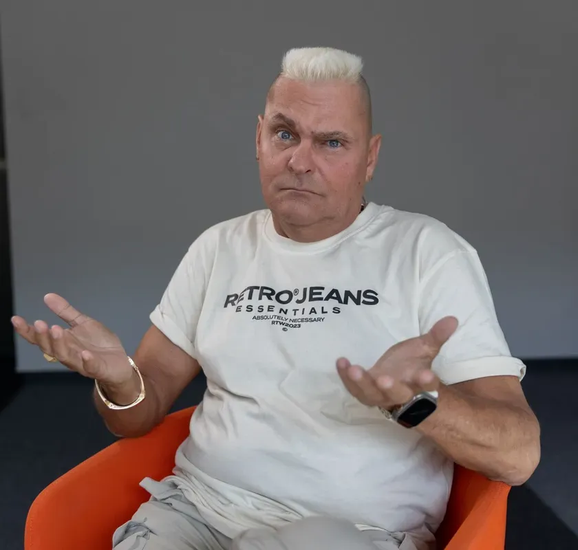 MC Hawer a haja miatt is kapja az ívet.