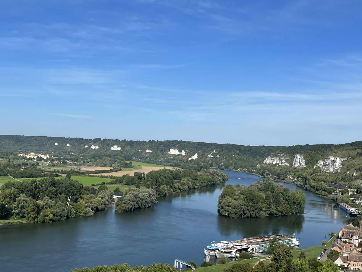 Les Andelys francia kisváros a folyami hajók egyik kiötője