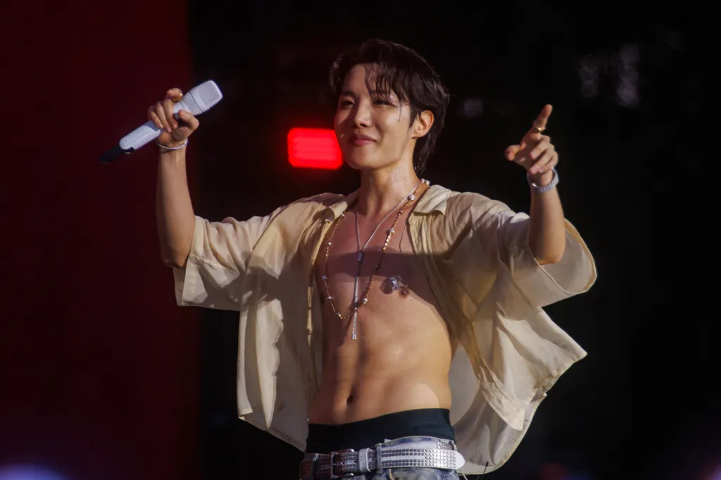 14 July 2025.

J-Hope of BTS Performs At Lolla Palooza Festival In Berlin

Pictured: J-Hope, BTS

Credit: Toulouse/GoffPhotos.com   Ref: KGC-324-RC