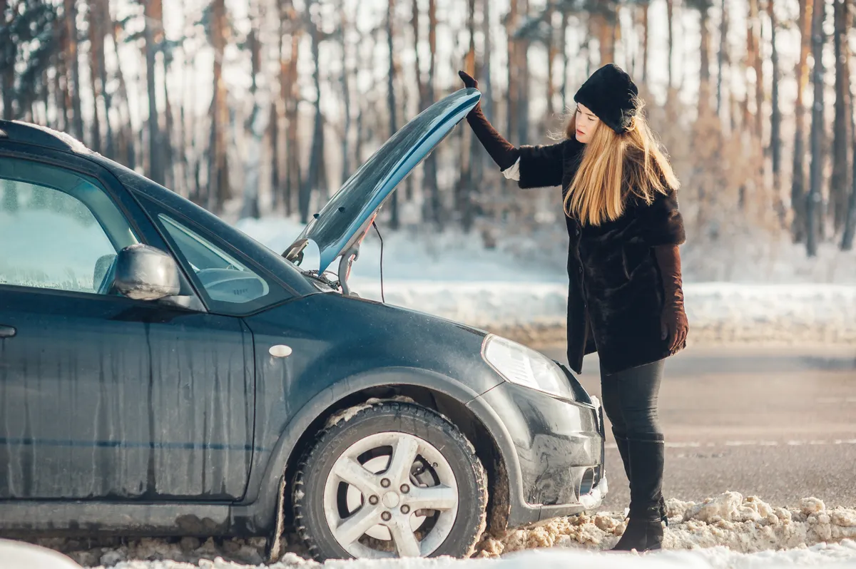 Az autó téliesítése nélkül leáll az autó motorja az úton.