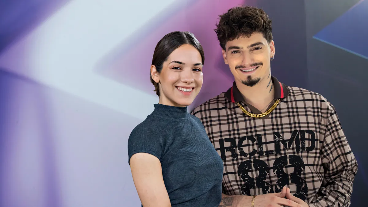 Marics Peti jógázott a tanítványával.