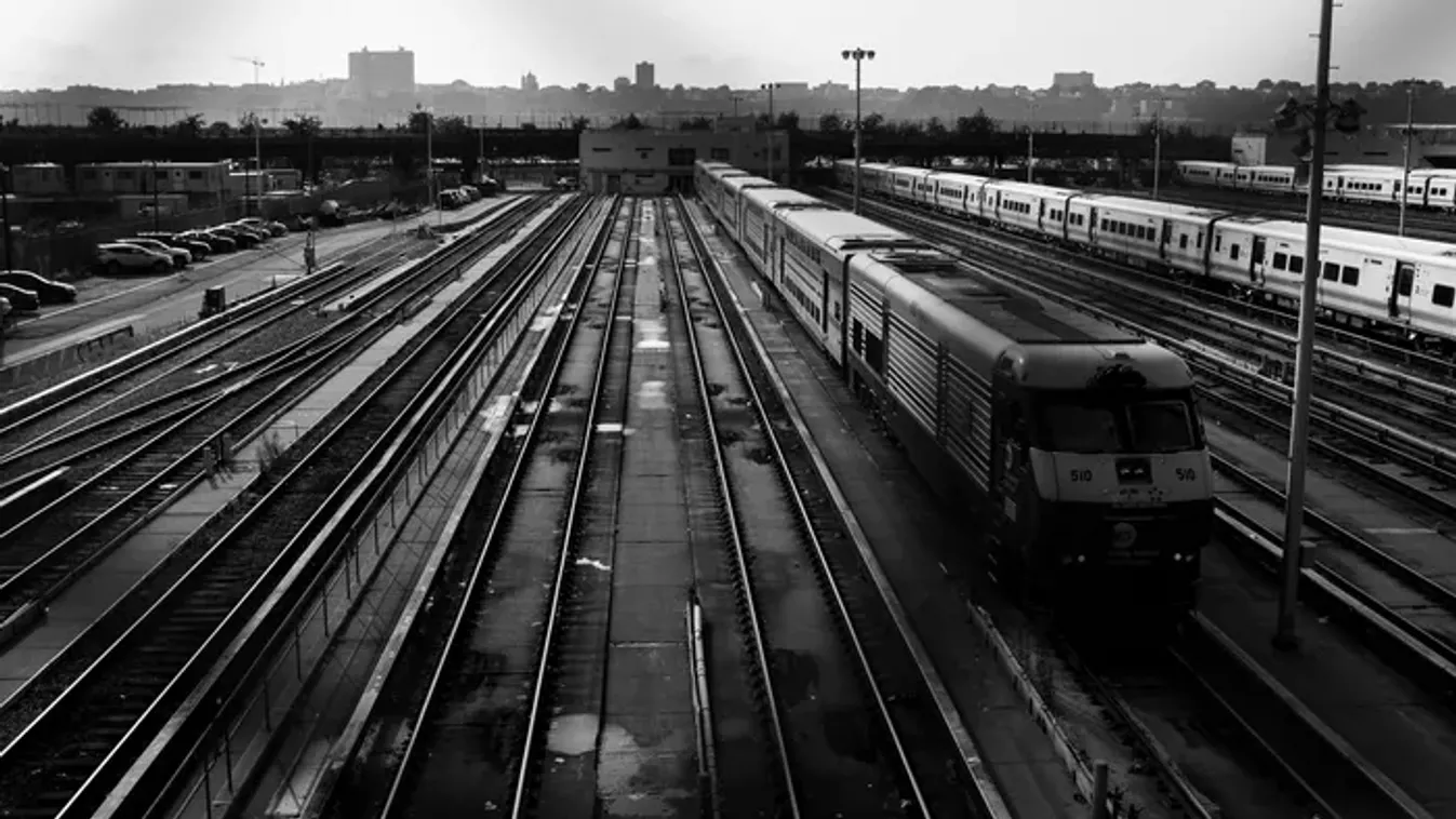 Késsel támadt utastársaira egy férfi a vonaton: tízrendbeli gyilkossági kísérlet címén vádat emeltek ellene