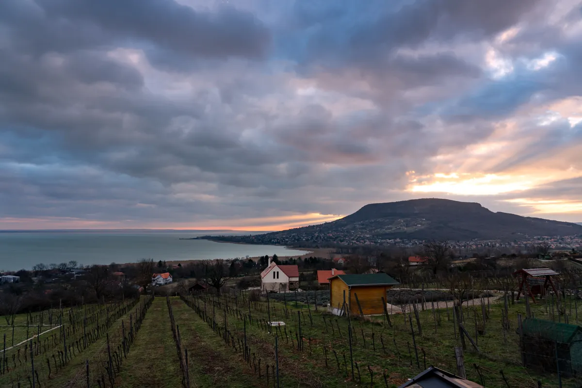 A Káli-medence a Balaton mellett, háttérben a Badacsonnyal