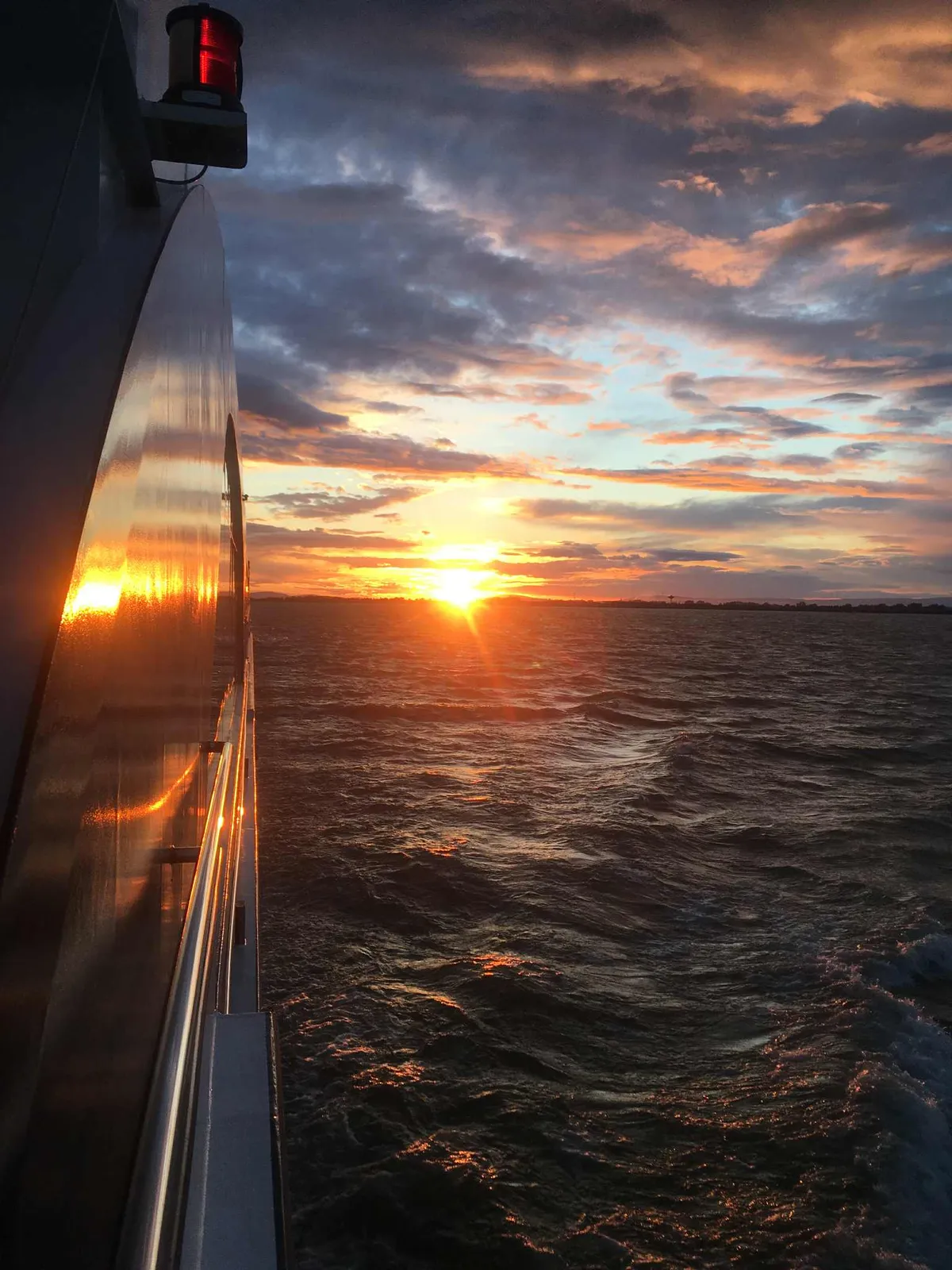 Folyami hajó napfelkelte közben