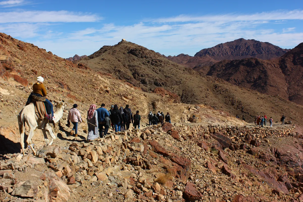Mózes a hegyek között is átklet az izraelitákkal.