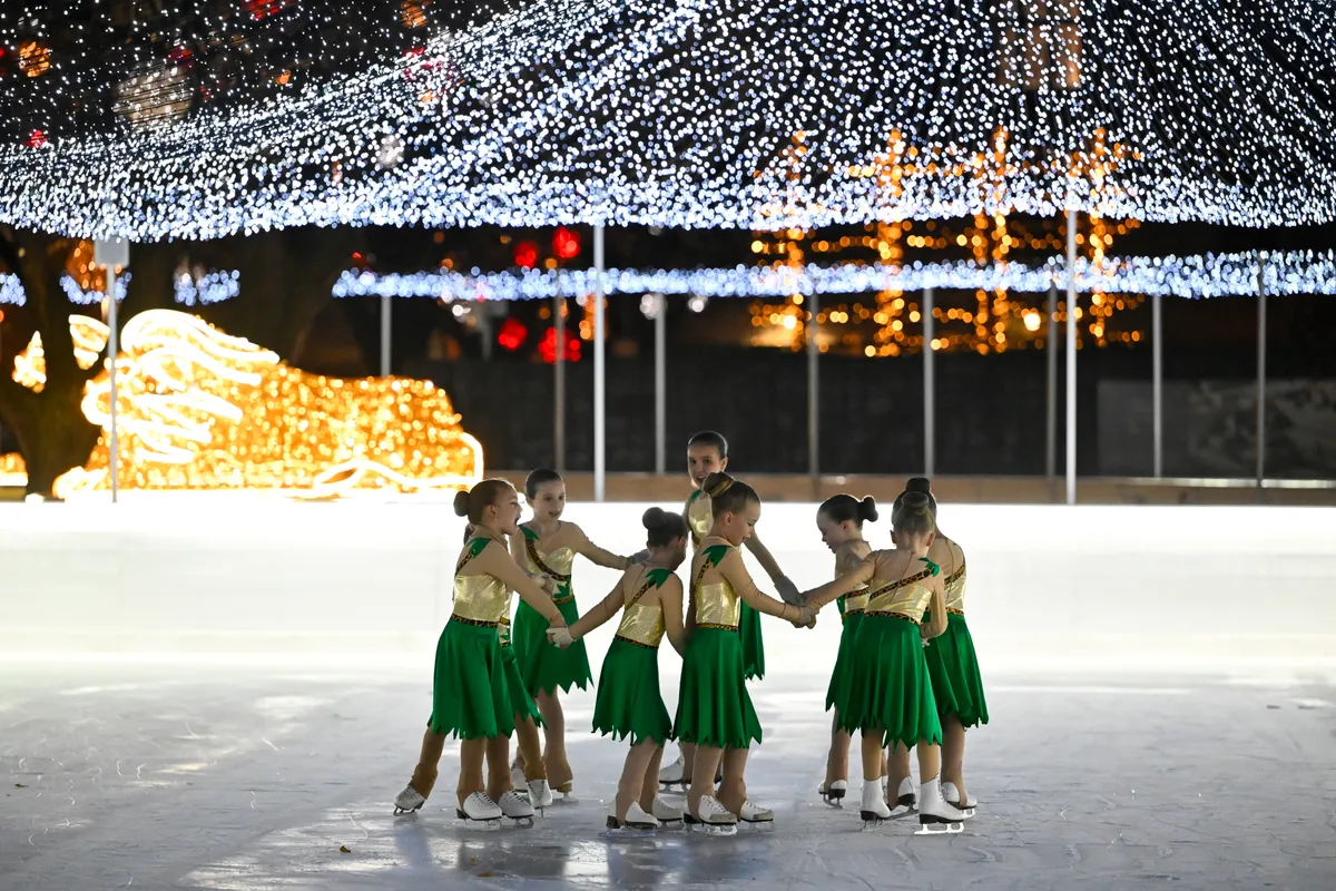 Jégpálya Budapesten korcsolyázó gyerekekkel