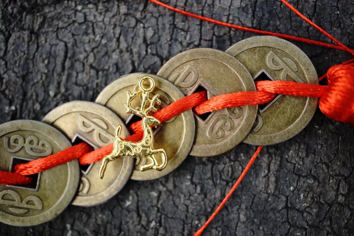 A feng shui karácsonyfa feng shui érmékkel is díszíthető