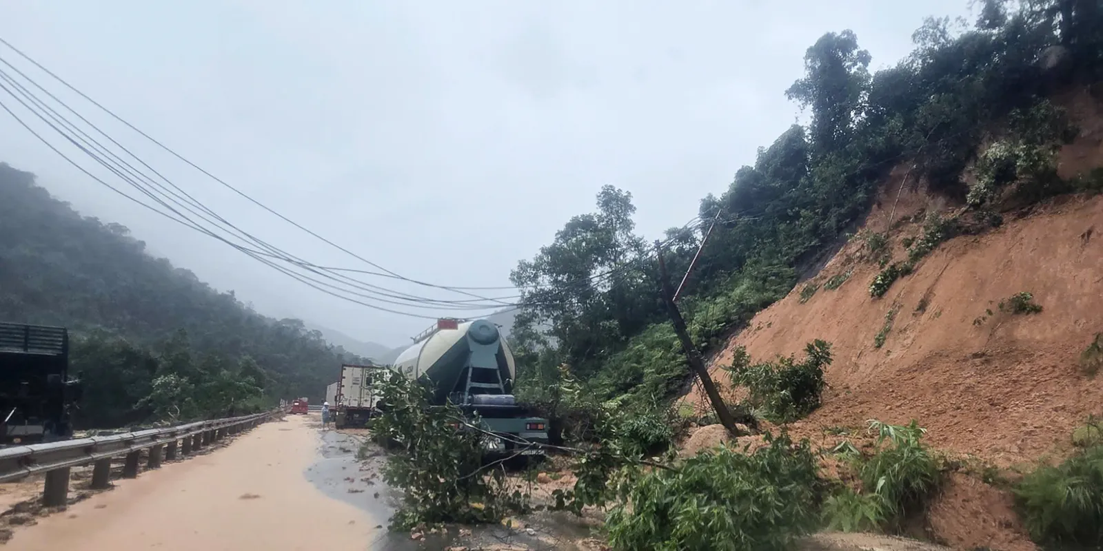 6 ember életét követelte a földcsuszamlás