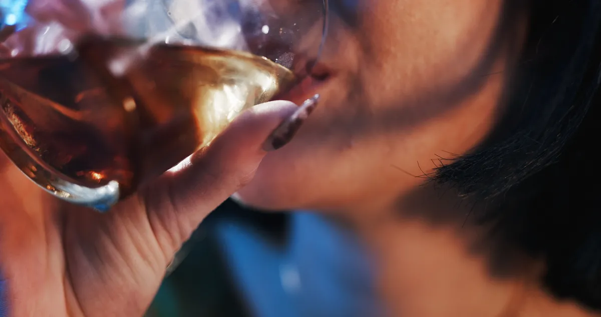 Egy nő alkoholt iszik ami csökkent libidóhoz vezethet.