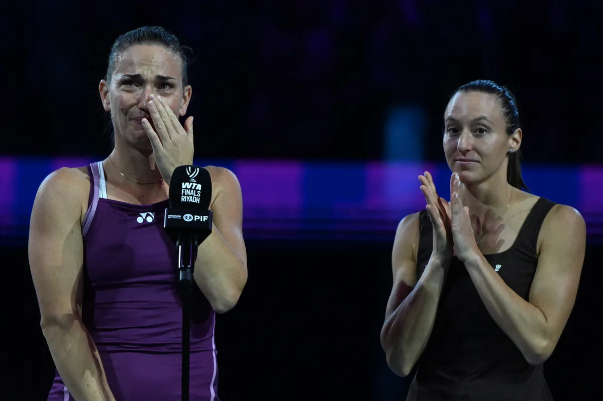 Babos Tímea (balra) sírva köszönt el a WTA-vb-ktől