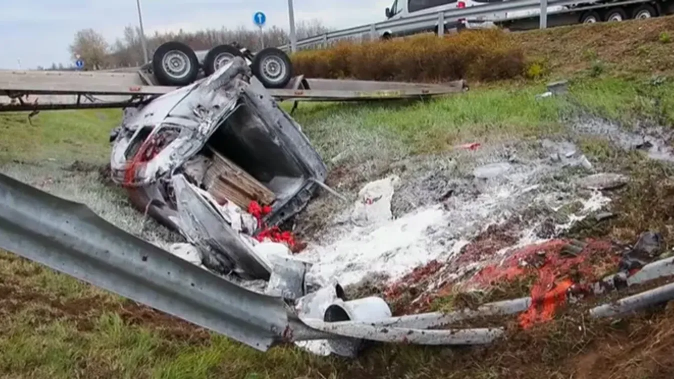 Brutális baleset: Autókat szállító tréler borult fel az M5-ösön