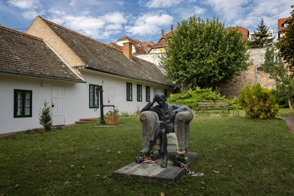 Babits Mihály szekszárdi szobra a kvízben.