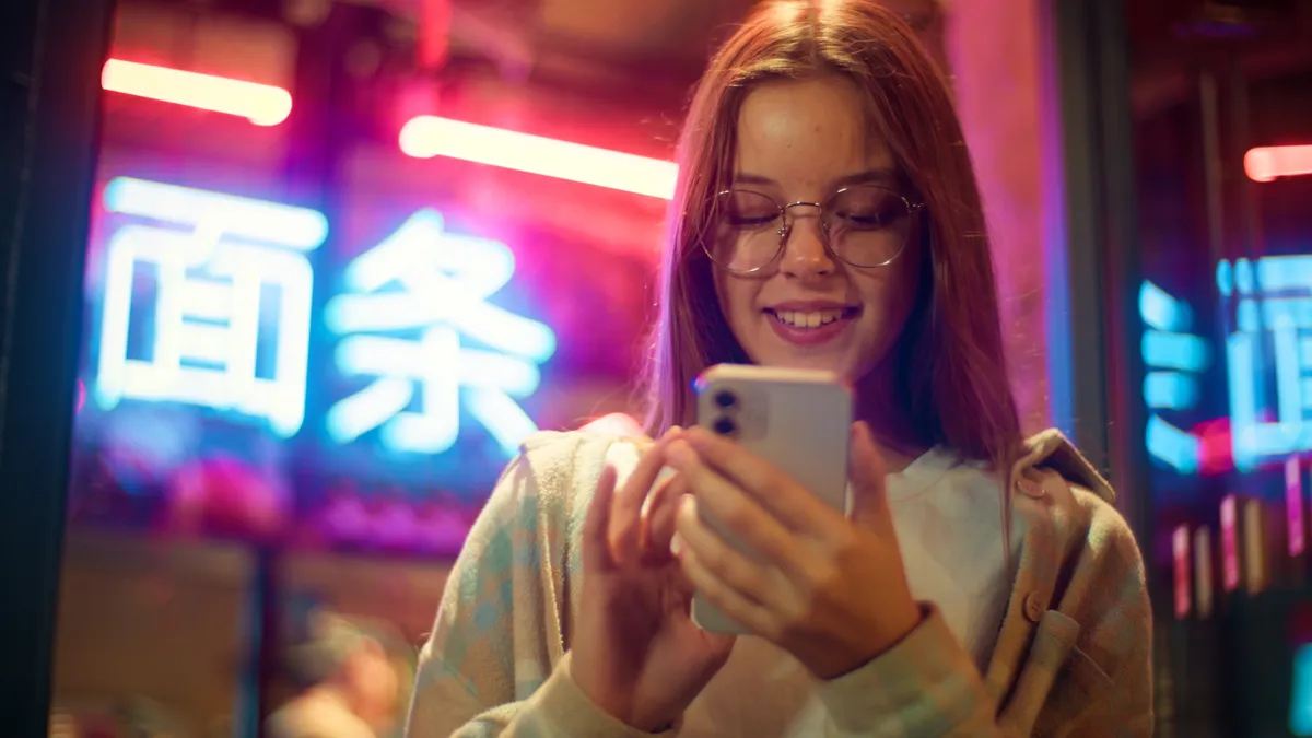 Influenszer követése okostelefonon