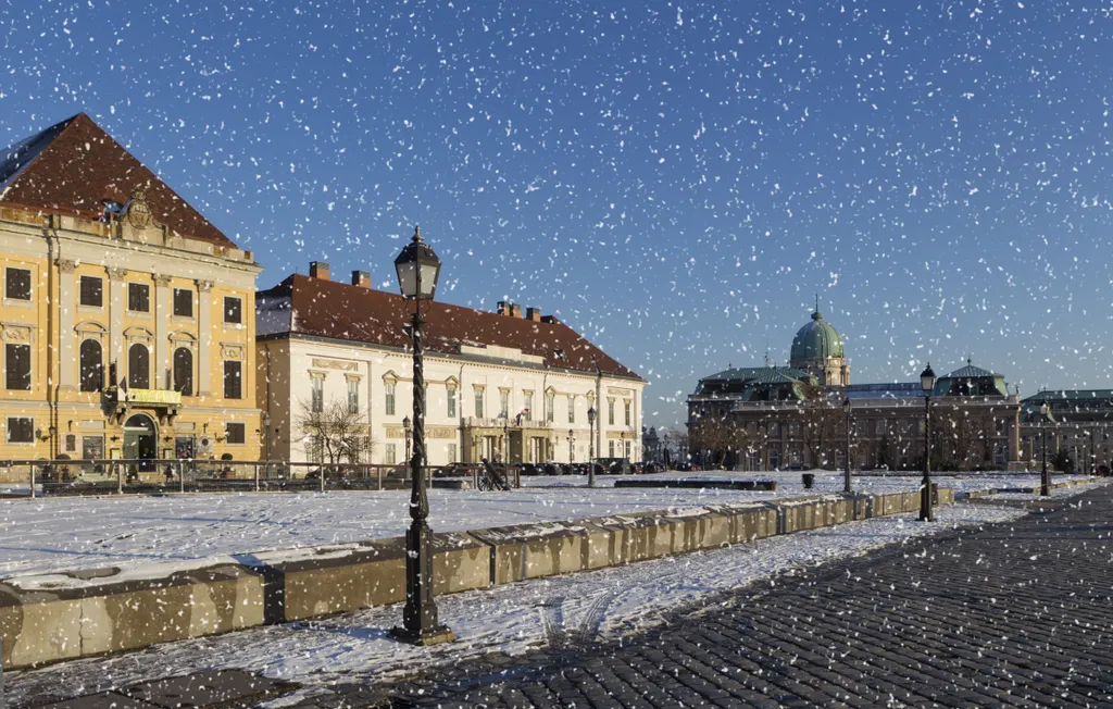 A Sándor-palota, amely a köztársasági elnök, illetve a mellette álló Karmelita kolostor, a miniszterelnök rezidenciája.