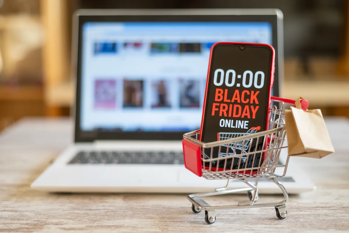 Black Friday eredete: akciós online vásárlás történik egy telefonon