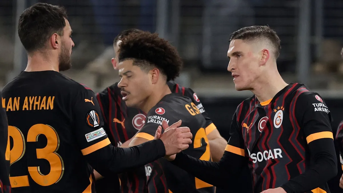 Sallai Roland (jobbra) és Gabriel Sara (középen a Galatasaray egyik kupameccsn